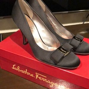 Black satin classic bow pump with satin heel